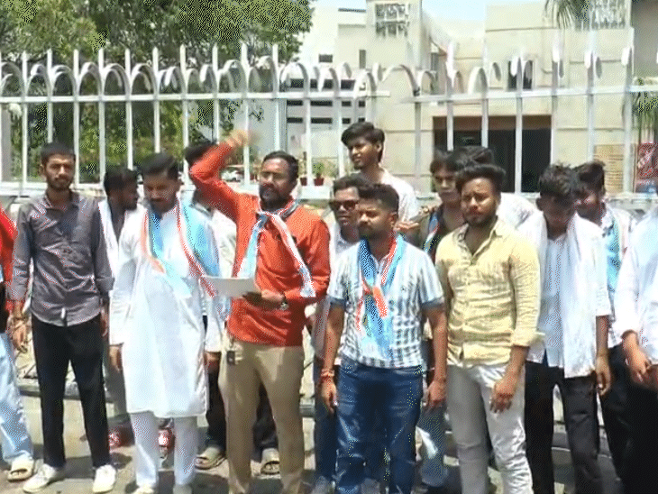 वन रक्षक-जेल प्रहरी परीक्षा को लेकर NSUI ने घेरा दफ्तर:  MP कर्मचारी चयन मंडल कार्यालय पहुंचकर कांग्रेसियों ने किया प्रदर्शन; बोले- दोषियों पर हो कार्रवाई – Bhopal News