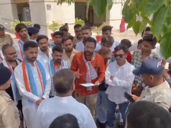 संयुक्त परीक्षा नियंत्रक दिनेश अग्रवाल को अध्यक्ष के नाम ज्ञापन सौंपकर दोषियों पर कार्रवाई और परीक्षार्थियों को राहत प्रदान करने की मांग की गई।