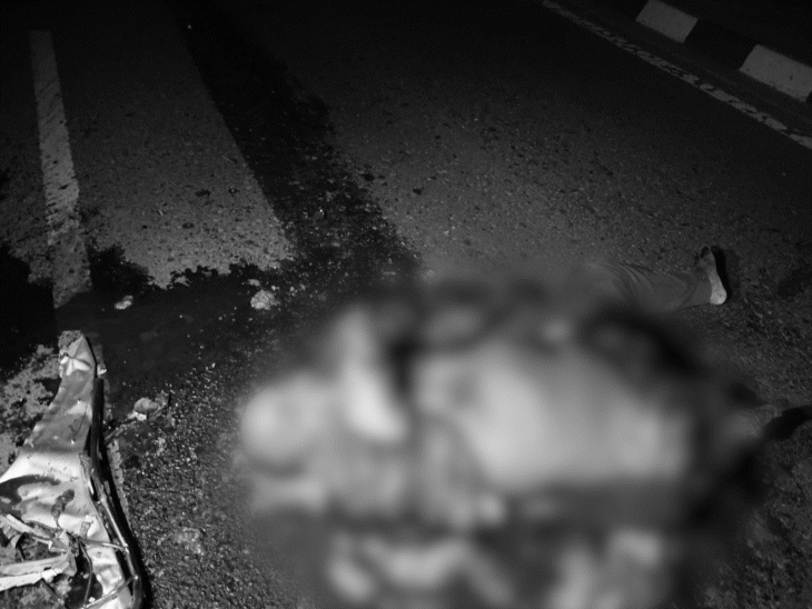 शव की हालत ऐसी थी कि मांस के टुकड़े सड़क पर बिखरे हुए थे.