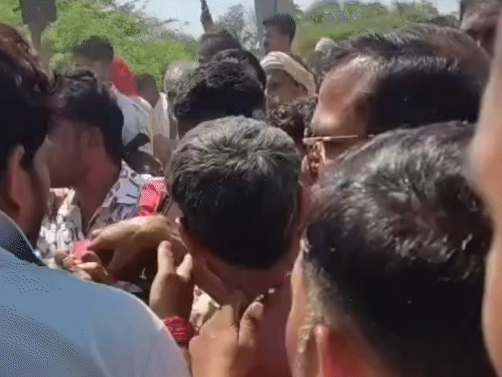 ट्रक की टक्कर से बाइक सवार की मौत के बाद लोग आक्रोशित हो गये. उन्होंने ड्राइवर की पिटाई कर दी.