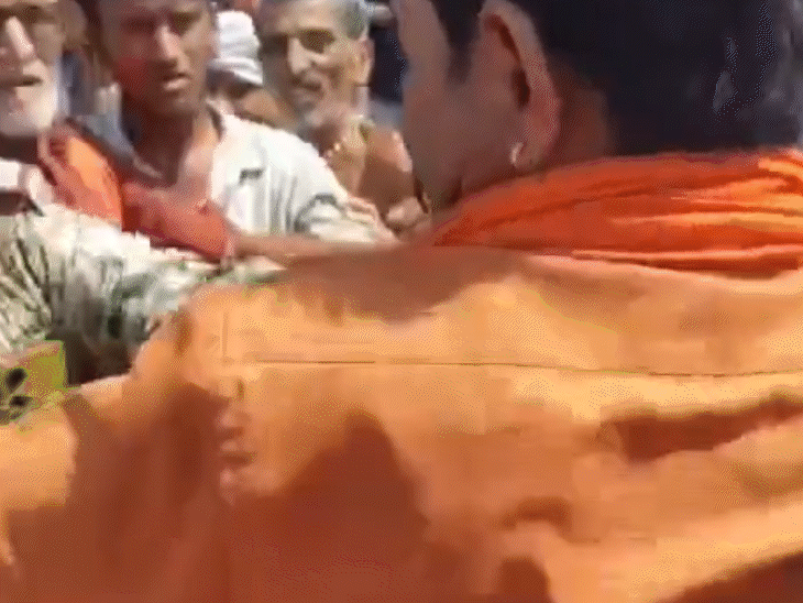 भीड़ पुलिस के सामने ही ड्राइवर को पीटती रही. तीन थानों की फोर्स बुलानी पड़ी।