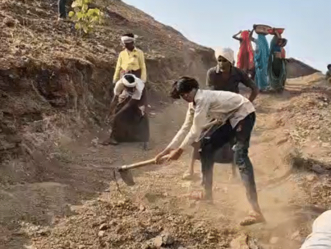 ग्रामीणों ने एक सप्ताह पहले ही पहाड़ी की खुदाई शुरू कर दी थी