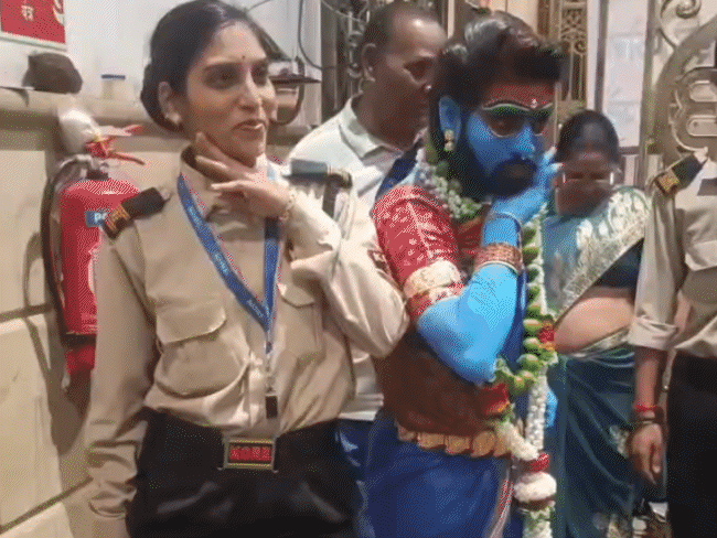 उज्जैन में एक युवक ‘पुष्पा’ के गेटअप में भगवान महाकाल के दर्शन करने पहुंच गया।
