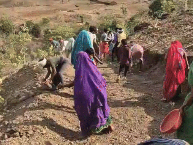 सड़क निर्माण कार्य में पुरुषों के साथ महिलाएं भी शामिल हैं