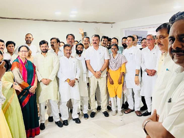 कांग्रेस विधायकों ने जीतू पटवारी और मीनाक्षी नटराजन के साथ फोटो सेशन कराया।