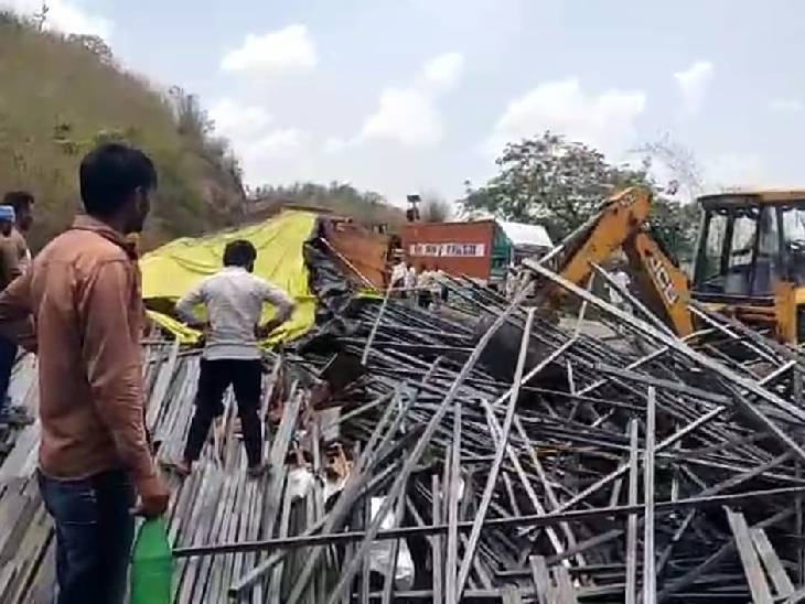 रायपुर से जबलपुर की ओर लोहा लेकर जा रहा ट्रक घाटी के पास दुर्घटनाग्रस्त हो गया।