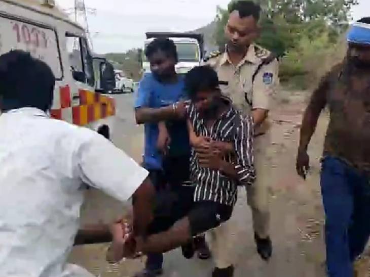 ट्रक चालक और परिचालक को गंभीर चोटें आईं। उन्हें अस्पताल में भर्ती कराया गया है.