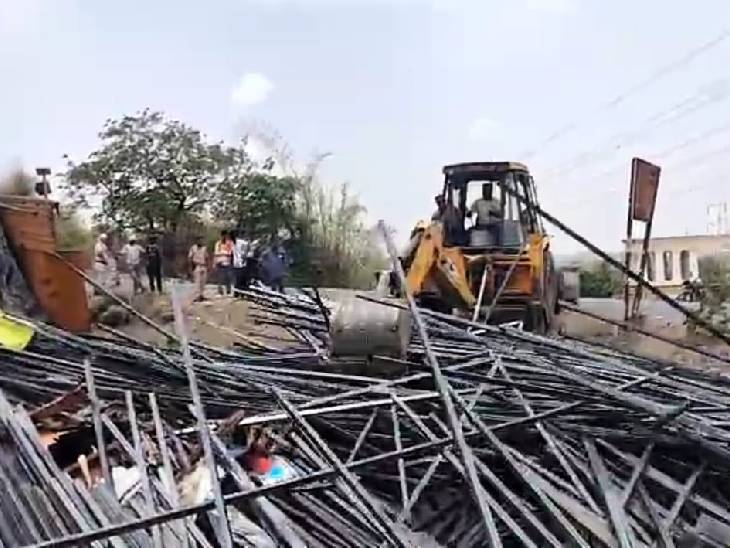 हादसे के बाद ट्रक में लदा लोहा सड़क किनारे बिखर गया।