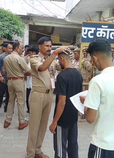 सोनभद्र में अभ्यर्थियों के बालों की चेकिंग की गई। अभ्यर्थियों ने कान में ब्लूटूथ न लगाया हो, इसके लिए कानों की भी जांच की गई।