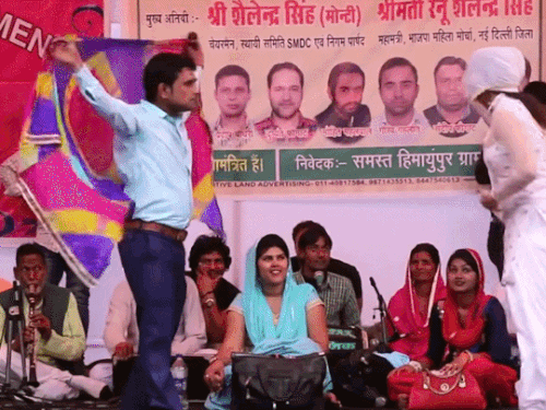 एक रागनी कार्यक्रम के दौरान सपना चौधरी के साथ नागिन डांस करते हुए पेप्सी शर्मा।-फाइल