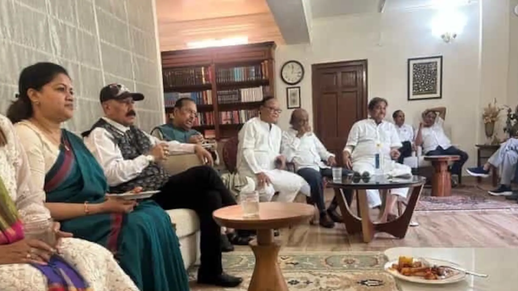 सांसदों की मीटिंग की यह तस्वीर सामने आई है।