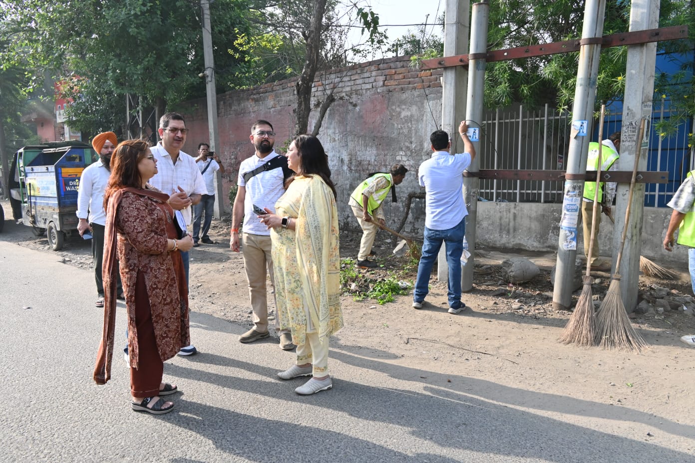 लुधियाना की नगर निगम कमिश्नर डॉ. नीरू कत्याल गुप्ता सुबह सफाई व्यवस्था का जायजा लेते हुए।