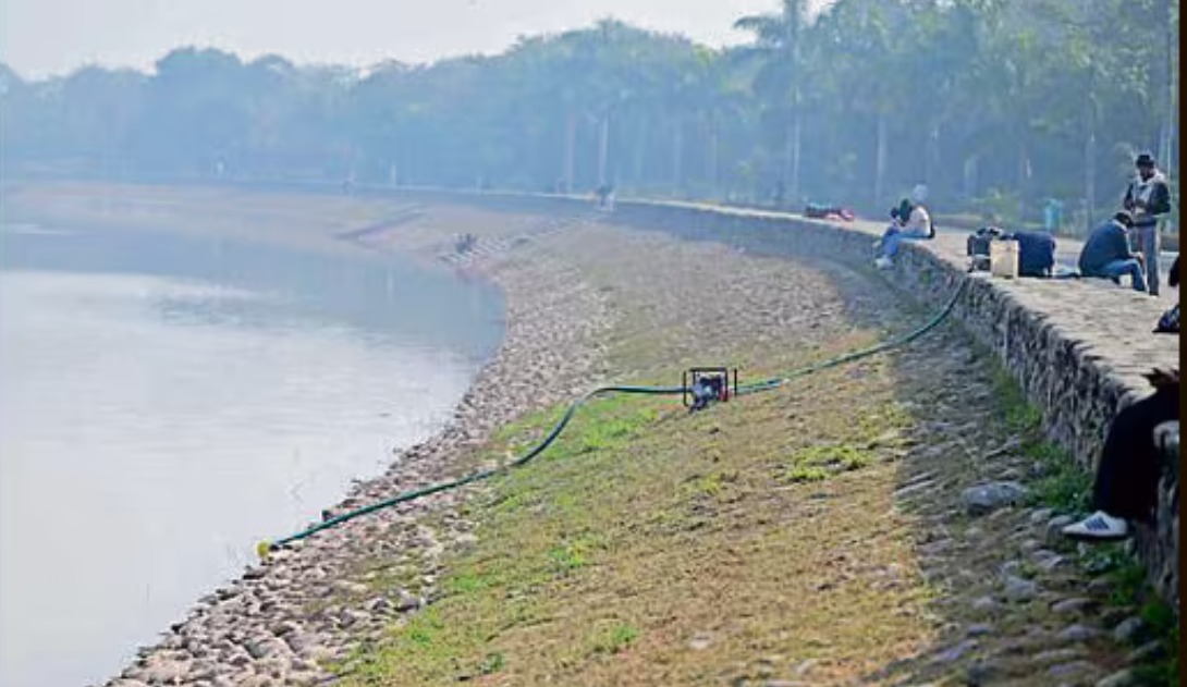 जनवरी 2026 में एक स्टीमर से तेल रिसाव के कारण सुखना लेक का पानी दूषित हो गया था। इसके बाद पंप लगाकर पानी को निकाला गया। - फाइल फोटो