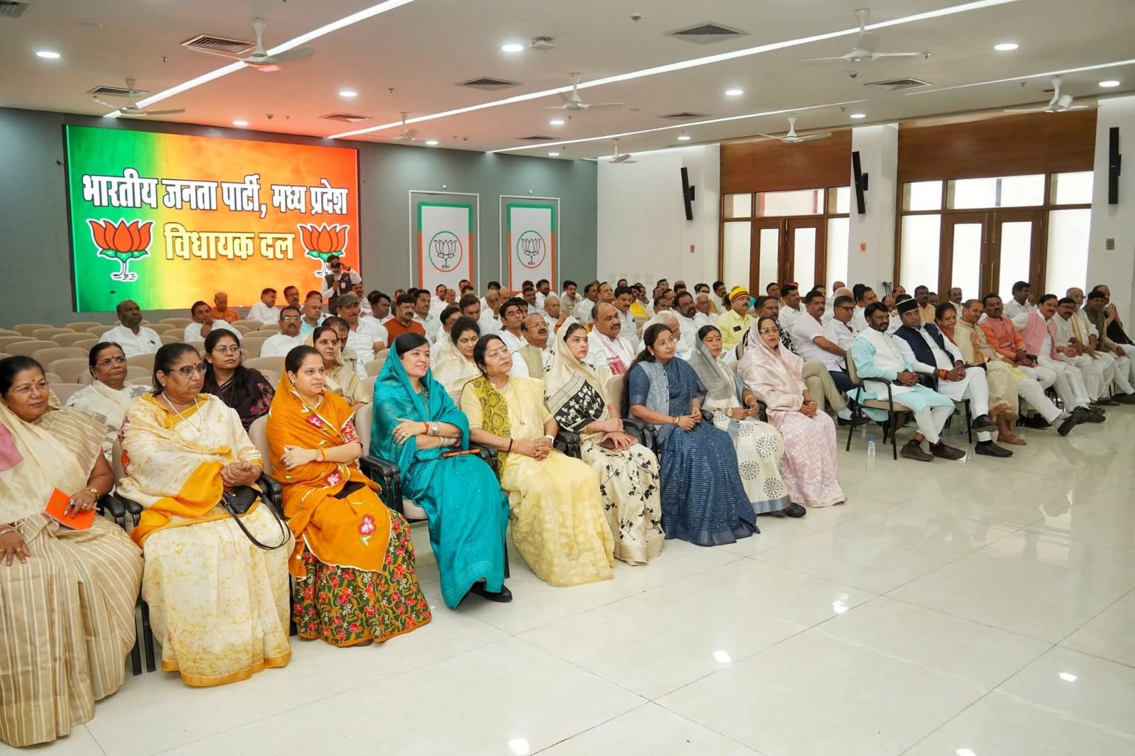 सोमवार सुबह मुख्यमंत्री निवास पर बीजेपी विधायक दल की बैठक हुई।
