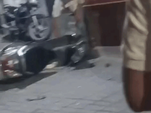 एक्टिवा को तोड़ते हुए युवक।