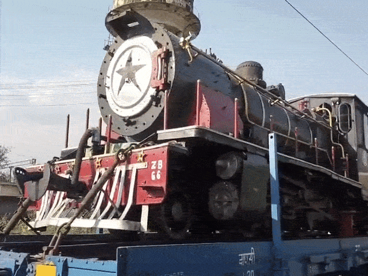 पठानकोट में खड़ा 'ZB-66' स्टीम इंजन।