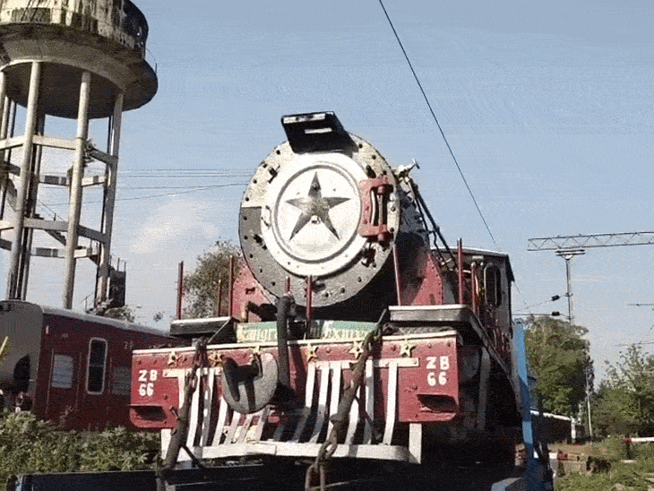 पठानकोट में खड़ा 'ZB-66' स्टीम इंजन।