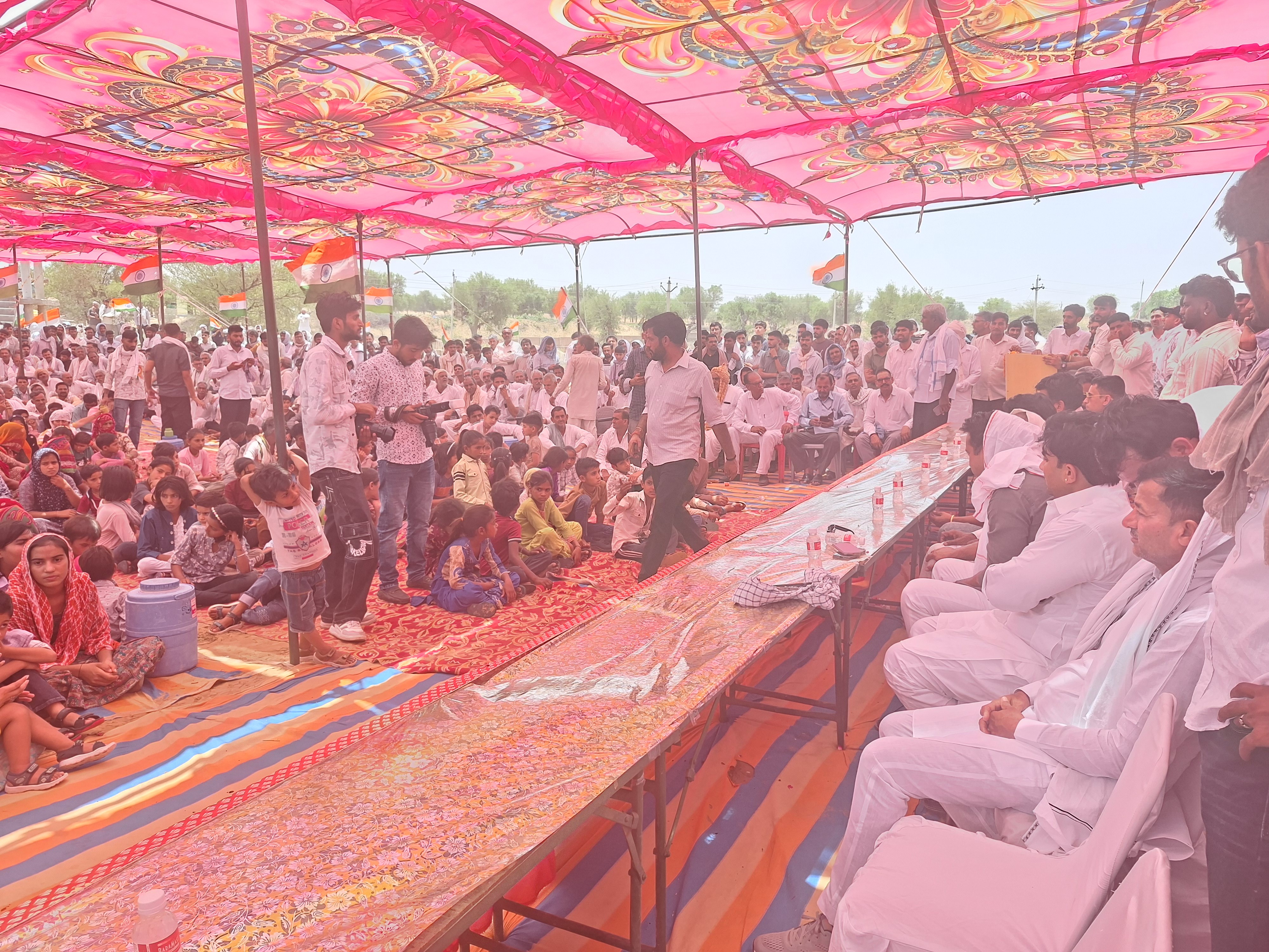 मूर्ति अनावरण में बड़ी संख्या में पहुंचे लोग