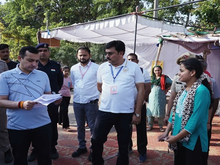 पंचकूला में पीएमटी के दौरान कैंडिडेट से संवाद करते हुए चेयरमैन हिम्मत सिंह।