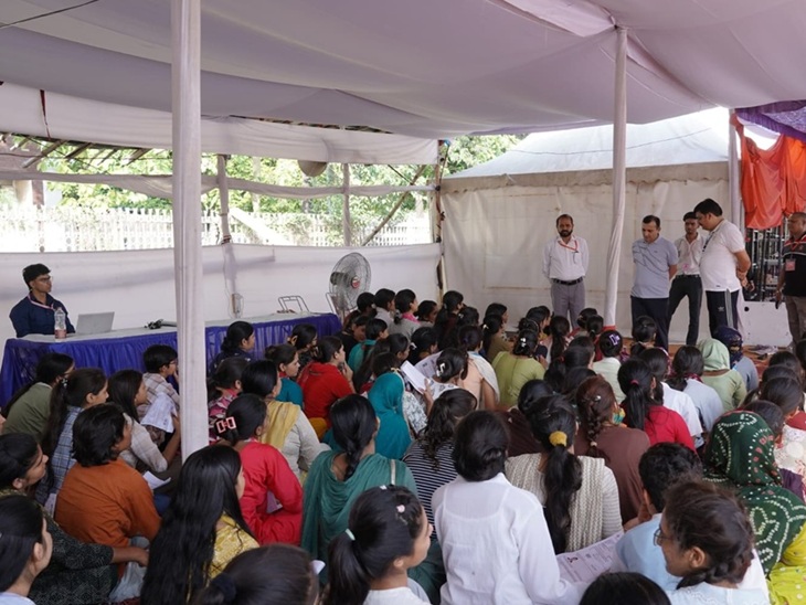 पंचकूला में पीएमटी के दौरान कैंडिडेट से संवाद करते हुए चेयरमैन हिम्मत सिंह।