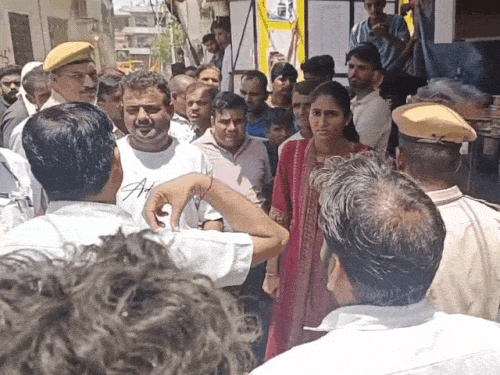 कई दुकानदारों ने सामान हटाने से मना किया तो उनसे समझाइश की गई।