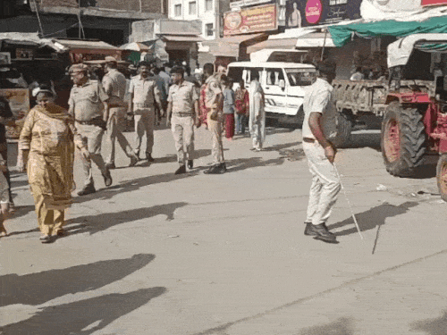 अतिक्रमण तोड़ने के दौरान पुलिस जाब्ता मौजूद रहा।