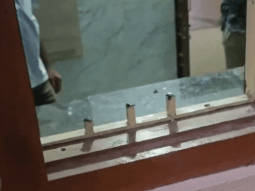 चोर मकान की खिड़की तोड़कर अंदर घुसे।