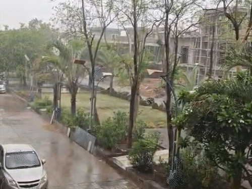 रायपुर के कई इलाकों में भी सोमवार शाम को बारिश हुई, हालांकि इससे गर्मी से राहत नहीं मिली।