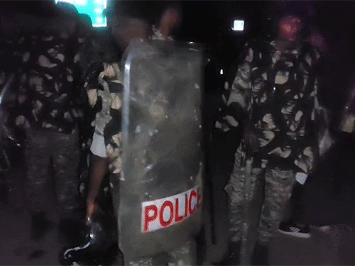 तनाव की स्थिति को देखते हुए पुलिस बल तैनात किया गया है।