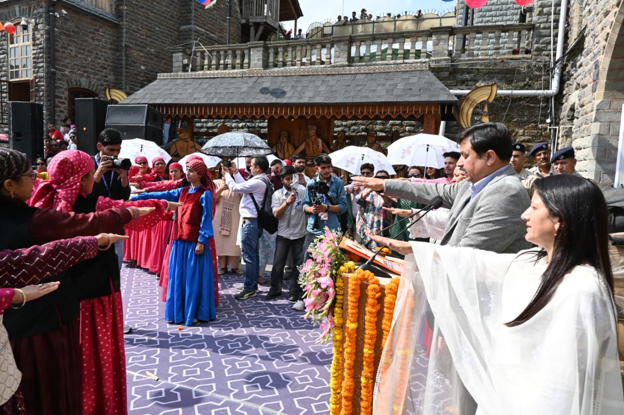 समर फेस्टिवल में महानाटी से पहले चिट्टा व नशा न करने की शपथ दिलाते हुए डीसी शिमला।