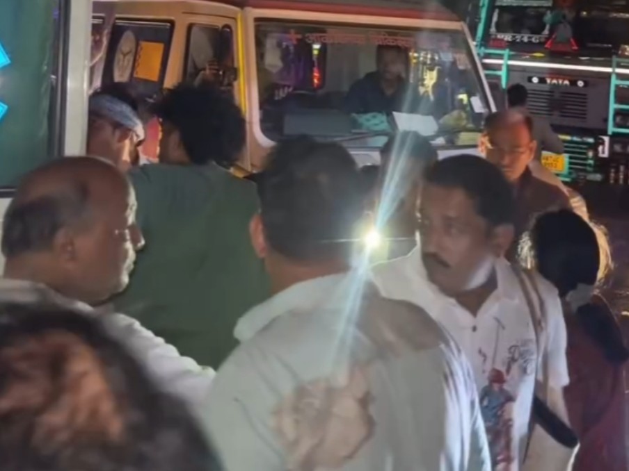 सभी यात्री वृंदावन के अखंडानंद आश्रम में आयोजित कथा में शामिल होने जा रहे थे।