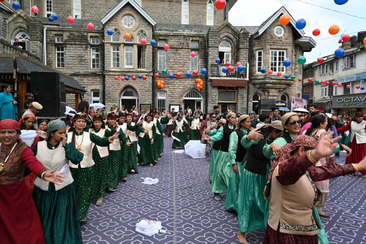 समर फेस्टिवल के दौरान महानाटी डालते हुए महिलाएं।