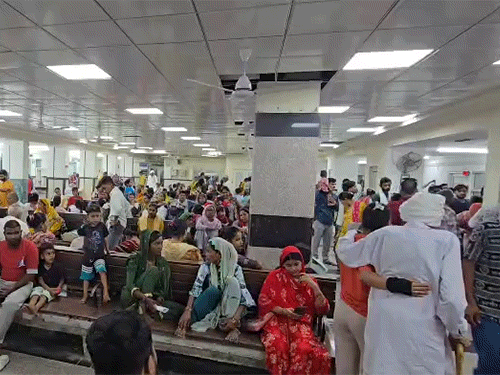 सोनीपत में नर्सों की हड़ताल की बीच सरकारी अस्प्ताल की ओपीडी में लगी मरीजों की भीड़।