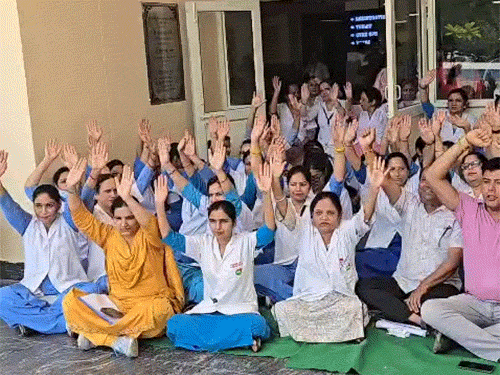 पंचकूला में अस्पताल के गेट पर धऱने पर बैठा नर्सिंग स्टाफ।
