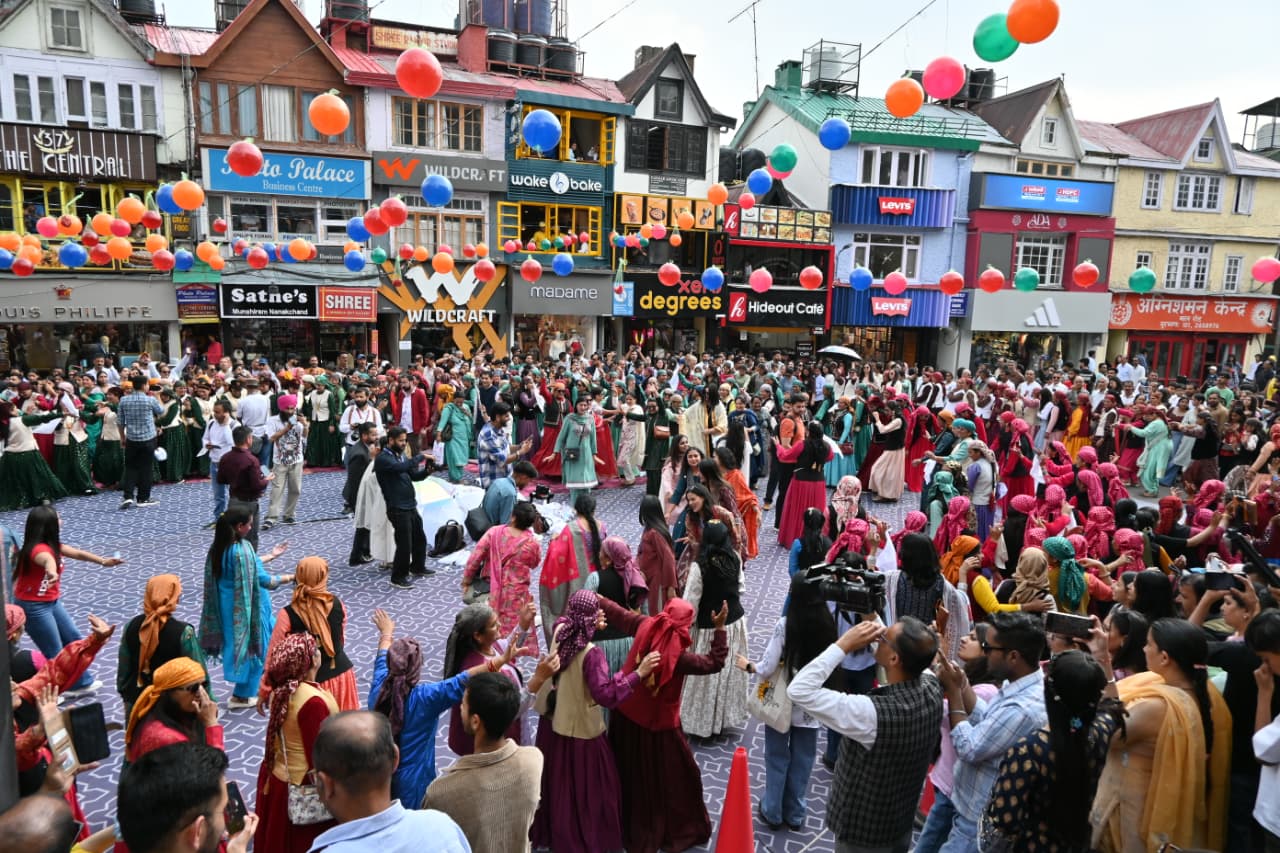 समर फेस्टिवल के दौरान महानाटी डालते हुए महिलाएं।