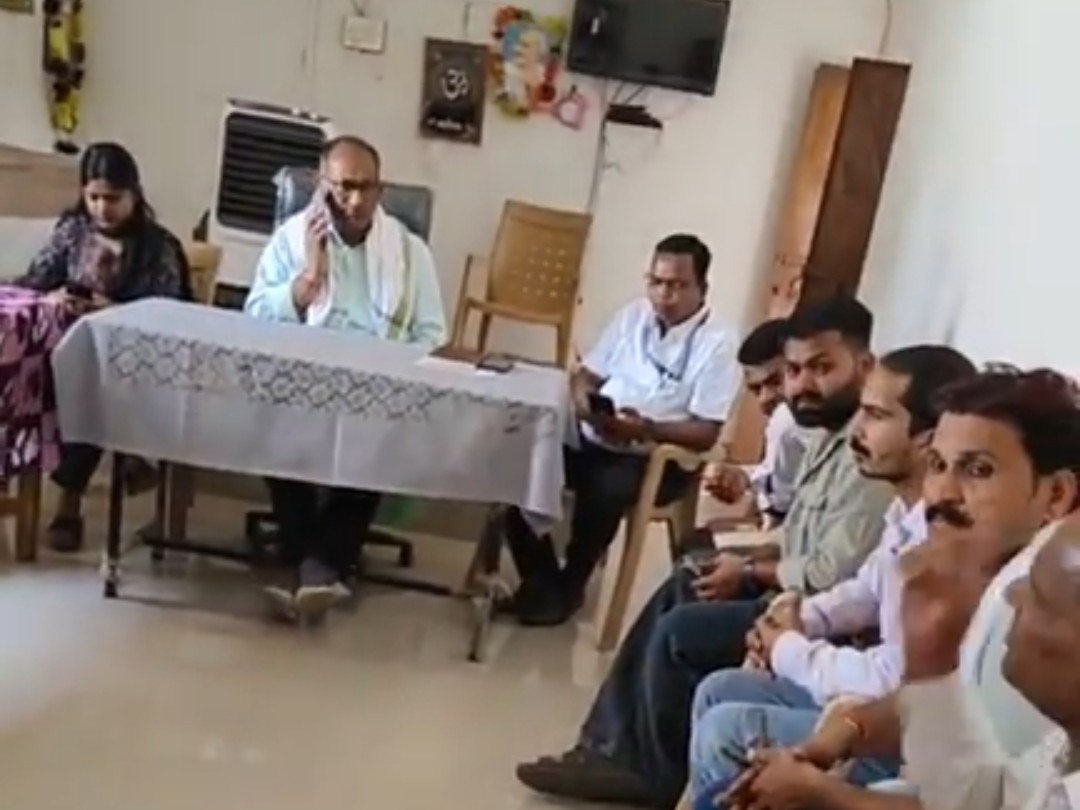 अतिक्रमण हटाने को लेकर दुकानदारों को समझाइश।