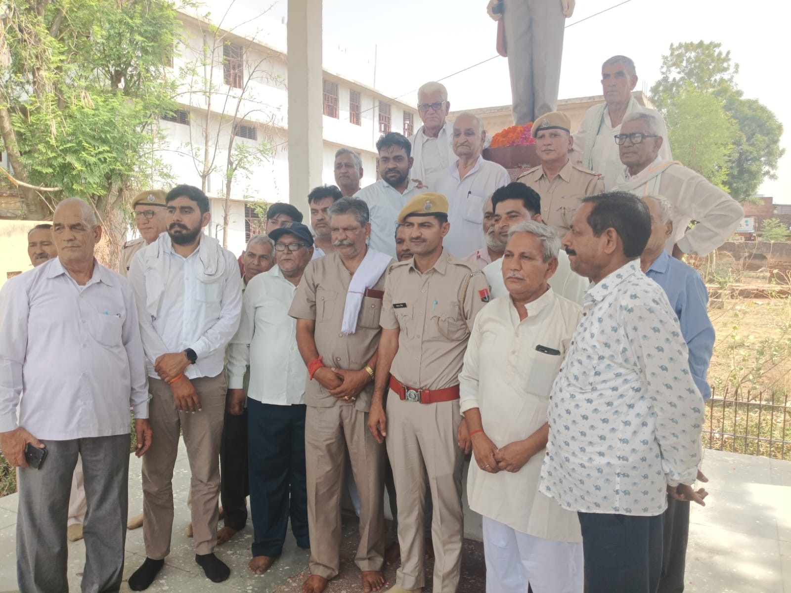शहीद सिपाही चन्द्रभान भगासरा को ग्रामीणों और पुलिस जवानों ने श्रद्धांजलि दी।