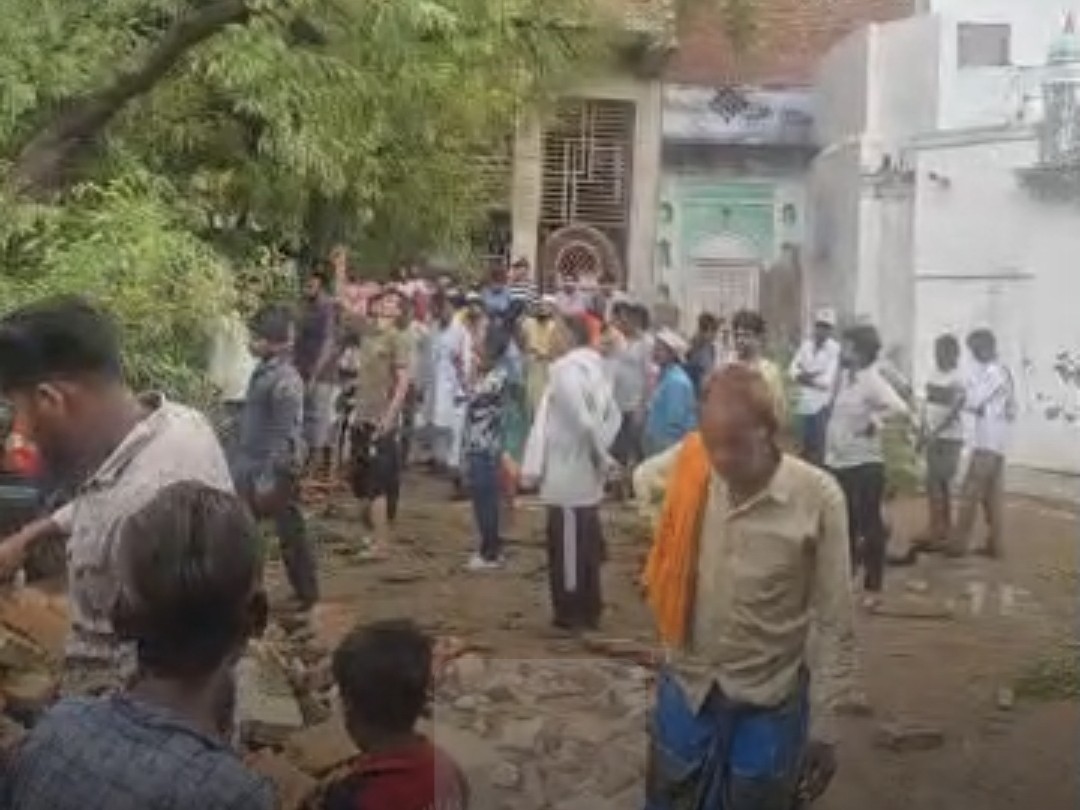 Jaswantnagar Storm: 100-Yr-Old Tree Falls, 3 Cars Damaged