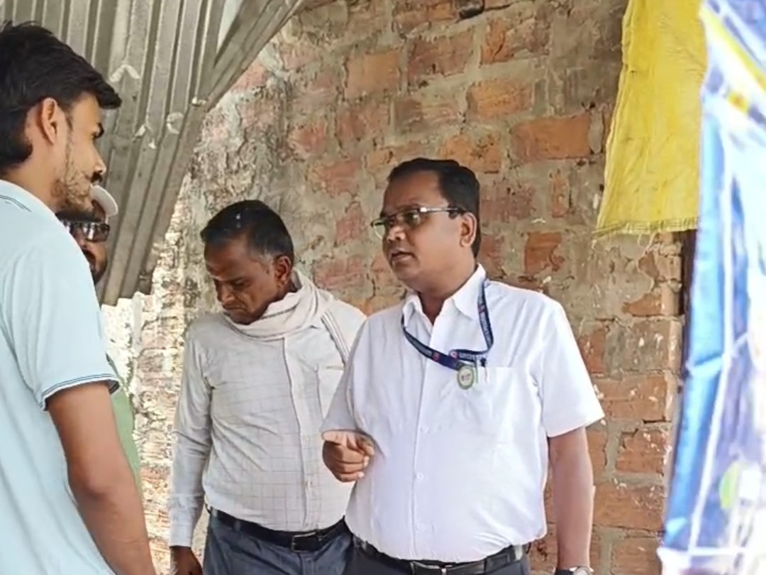 अतिक्रमण का निरीक्षण करते प्रशासनिक अधिकारी।