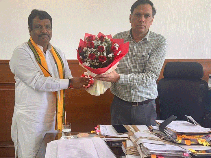 सीएम नायब सिंह सैनी और यूएलबी अतिरिक्त मुख्य सचिव से मिलते हुए नगर परिषद चेयरमैन वीर शांति स्वरूप और मांग पत्र सौंपते