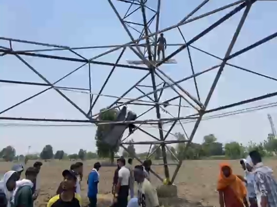 पटियाला में मांगों को लेकर टावर पर चढ़े बेरोजगार लाइनमैन। - Dainik Bhaskar