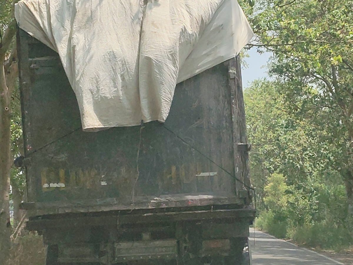 बिना नंबर प्लेट के निकलता ओवरलोड टिपर।