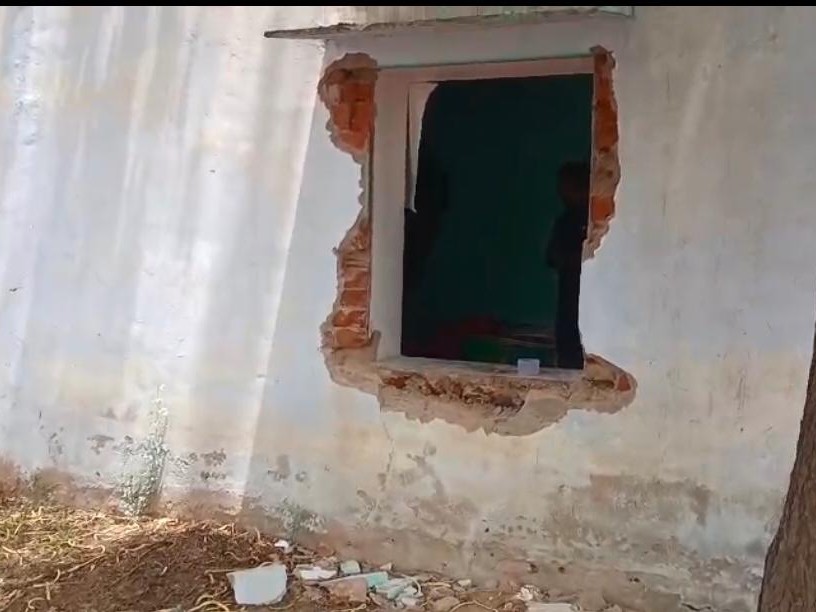 चोर खिड़की तोड़कर घर में घुसे थे।