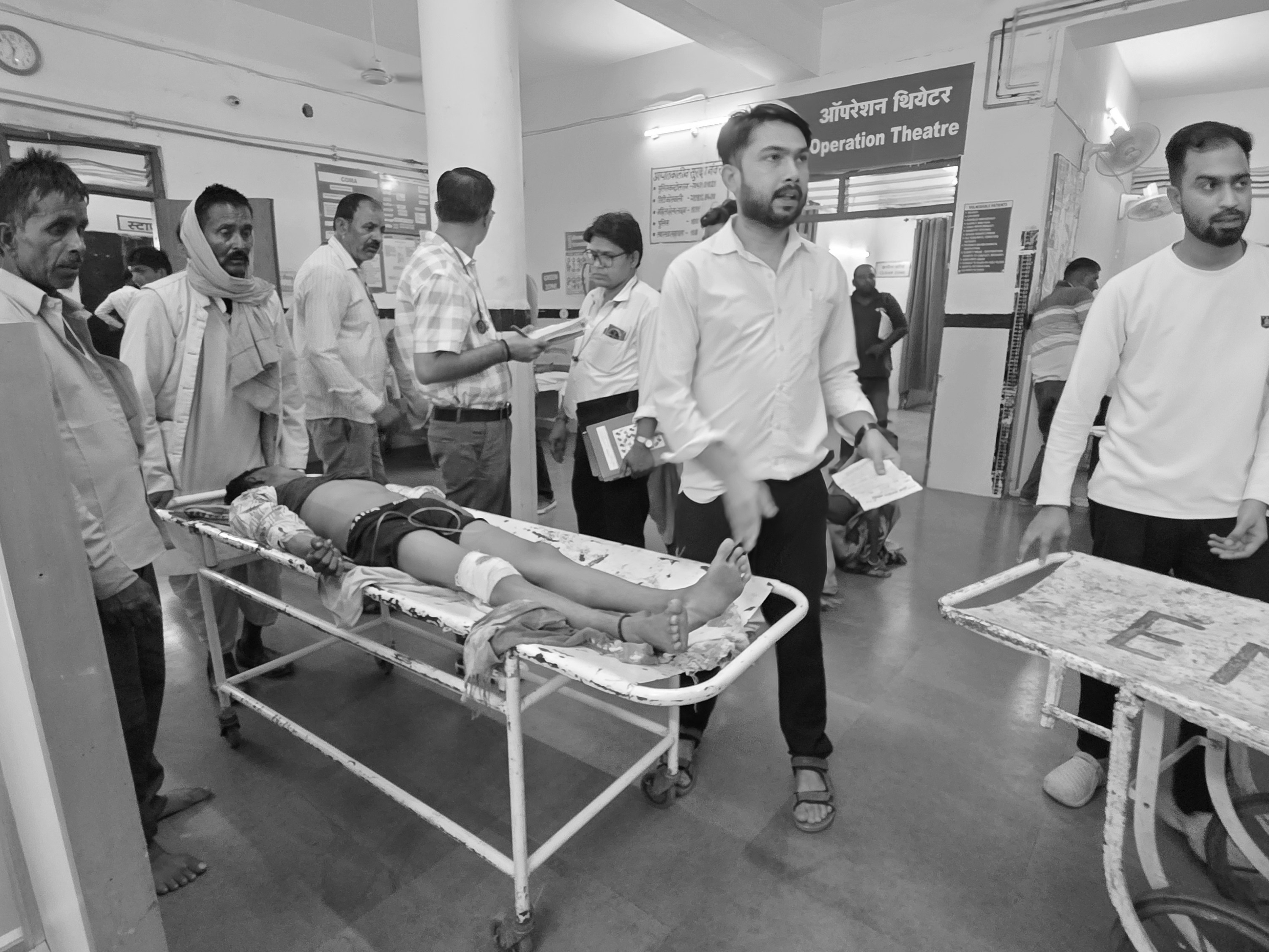 परिजनों का आरोप है कि अस्पताल में डॉक्टर उपलब्ध नहीं थे. बेहतर इलाज नहीं मिल सका.