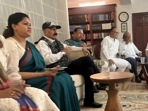 बागी सांसदों ने 8 जून की रात एक सीक्रेट जगह पर मीटिंग की थी, यह तस्वीर उसी दौरान ली गई थी।