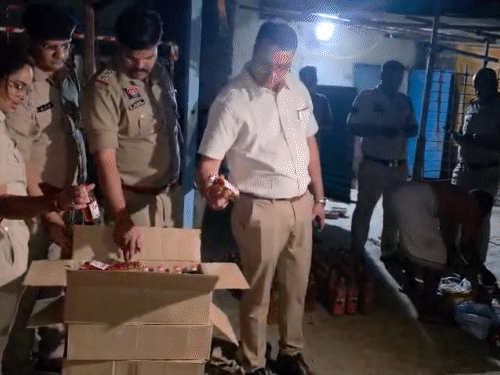 पुलिस और आबकारी विभाग की संयुक्त टीम ने कार्रवाई की है।