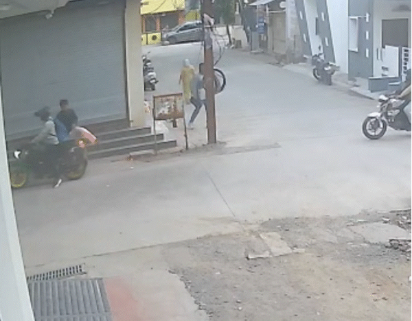 इसके बाद अपराधी बुजुर्ग का पर्स लेकर बाइक से फरार हो जाते हैं.
