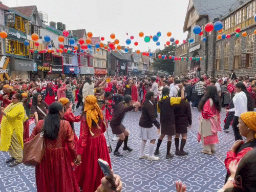 समर फेस्टिवल में डांस करते हुए महिलाएं और स्कूली बच्चे।