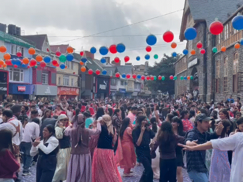 समर फेस्टिवल में थिरकते हुए महिलाएं और टूरिस्ट।