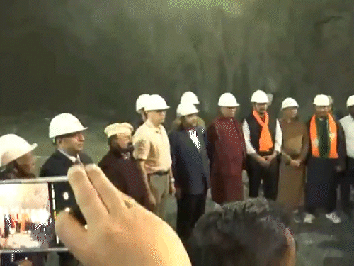टनल सोनमर्ग से लगभग 24 किलोमीटर और श्रीनगर से 103 किलोमीटर दूर बन रही है।
